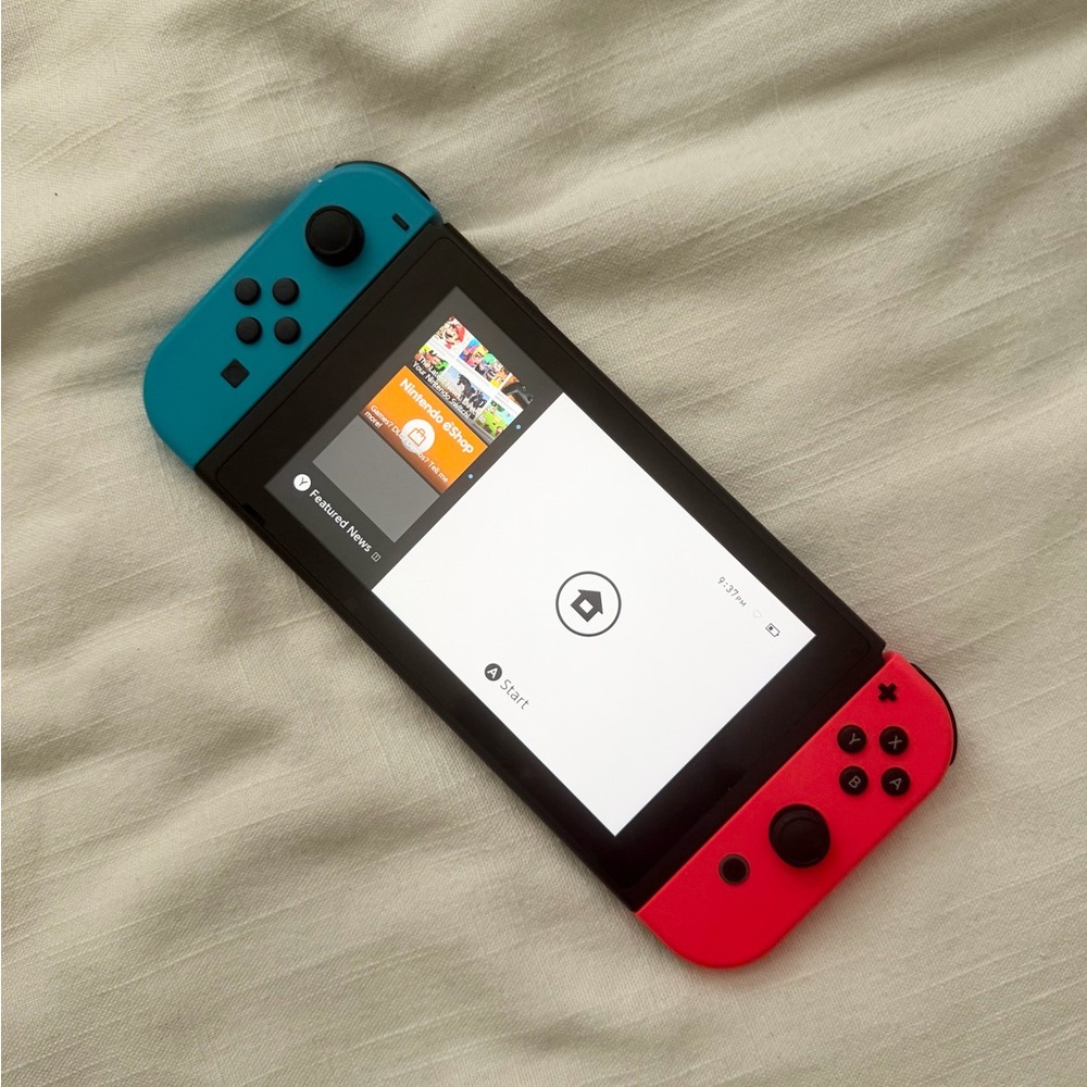 Nintendo Switch - Picture 3 of 4
